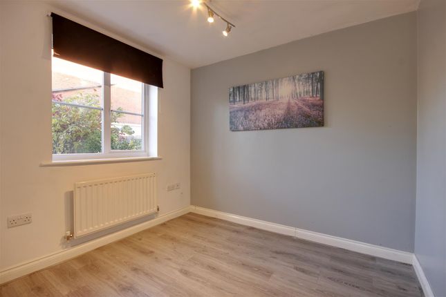 Town house for sale in Barberry Court, Brough