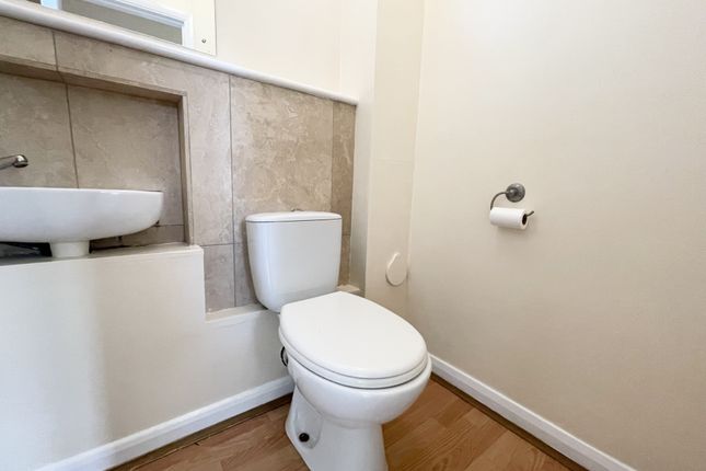 9 Cedar Court, Station Road, Epping photo 4