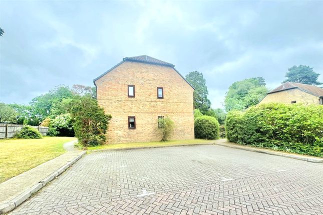 1-bed flat on 10, Bluebell Rise, Surrey, £170,000