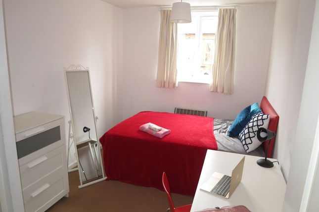 Bright, Tidy Double Bedroom With A Comfy Red-Cover...
