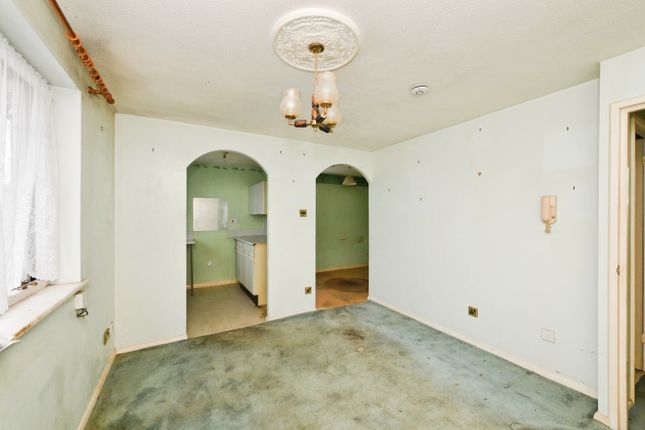 135, Magpie Close, Enfield photo 3