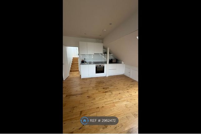 Second Floor Flat, Callow Street, London photo 3