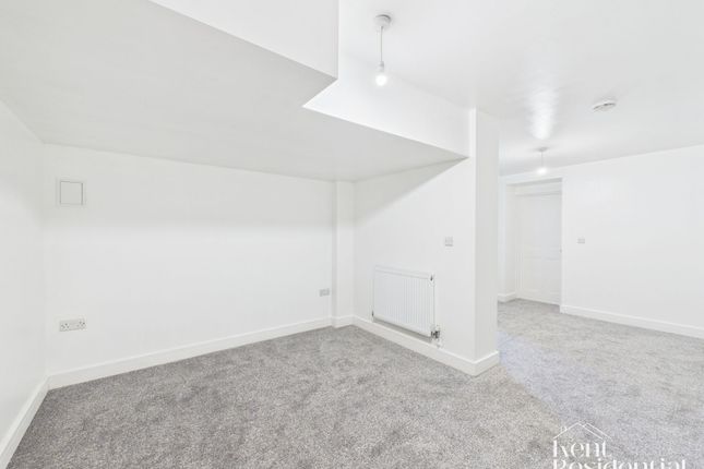 Flat 2, 149 New Road, Chatham photo 2