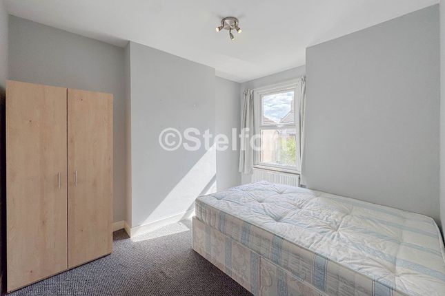 132 Kitchener Road, London photo 4