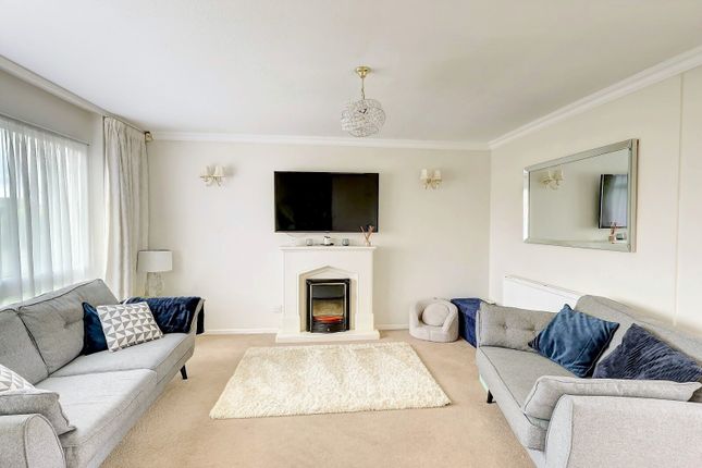 24, Hill Farm Way, High Wycombe photo 2
