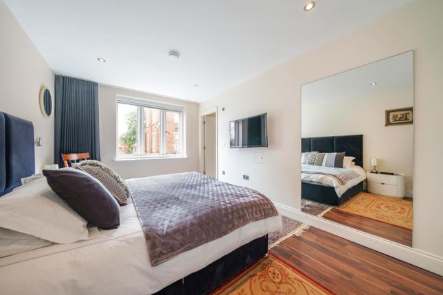 Flat for sale in Royal Connaught Park, Bushey