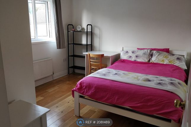 Flat to rent in Acacia Close, London