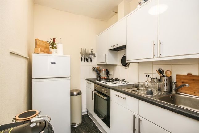 Flat to rent in High Road, London