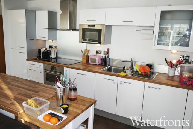 Flat to rent in Western Gateway, London