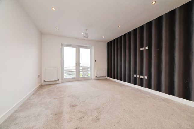 34, Amy Johnson Way, Hull photo 2