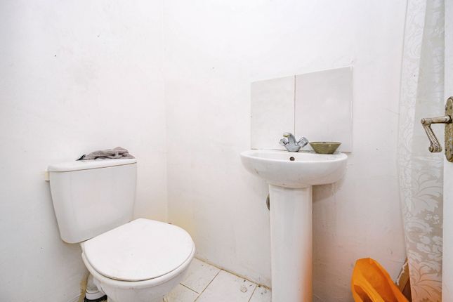 8, Thrales Close, Luton photo 3