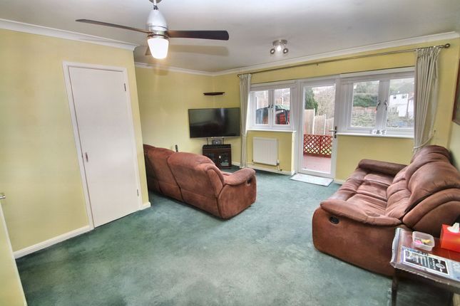 5 Barton Way, High Wycombe photo 2