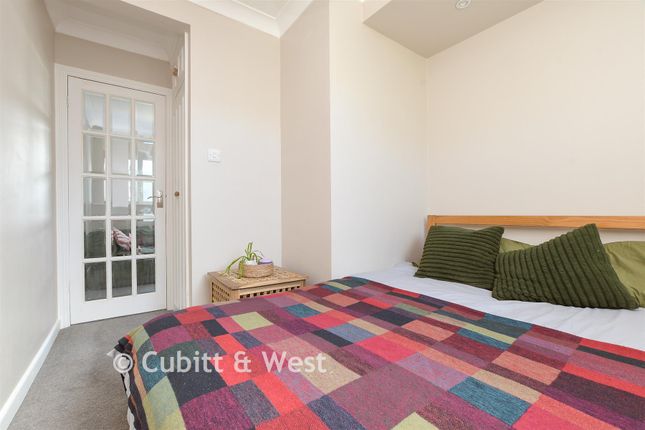 1-bed flat on Riverside Court, Leslie Road, Dorking, £160,000