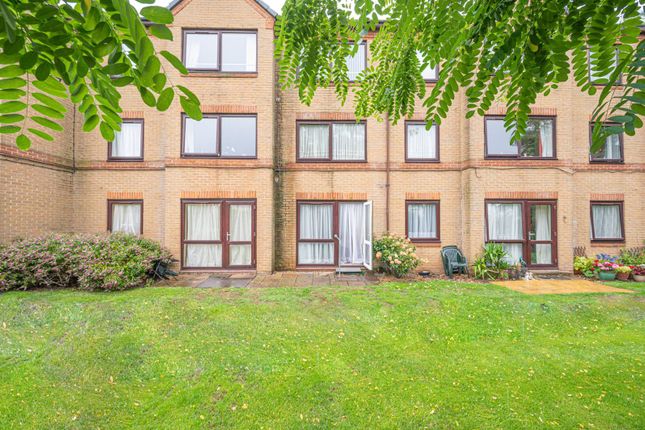 Flat for sale in Friern Park, North Finchley, London