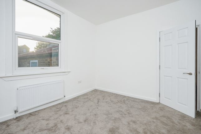 Flat for sale in Kirkwood Road, Peckham, London