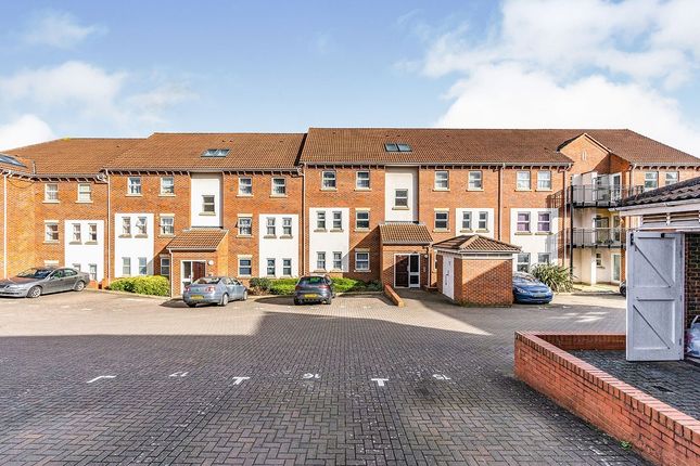 Flat to rent in Mary Court, Chatham, Kent