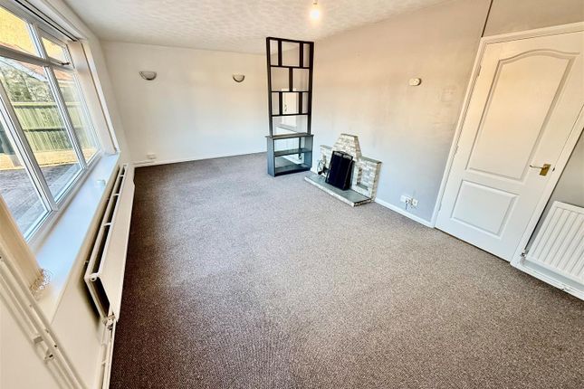 16, Castle Crescent, Chirk photo 2