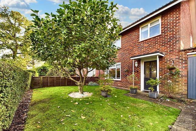 Thumbnail Semi-detached house for sale in Crosspath, Crawley