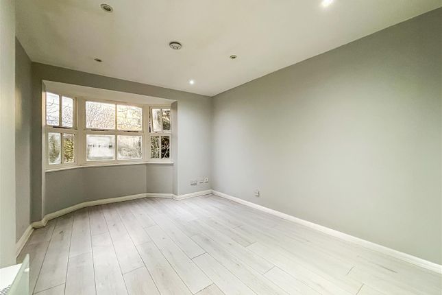 Flat 22, The Rowans, Wayletts, Leigh-On-Sea photo 2