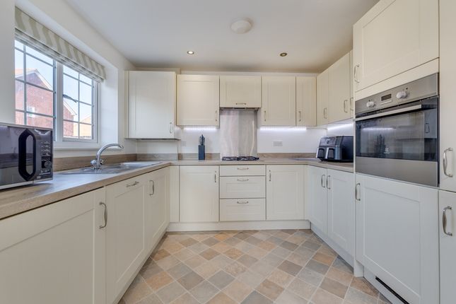 19, Jade Way, Crawley photo 4