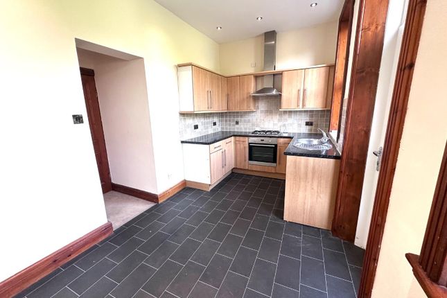 6, Cowrakes Road, Huddersfield photo 3