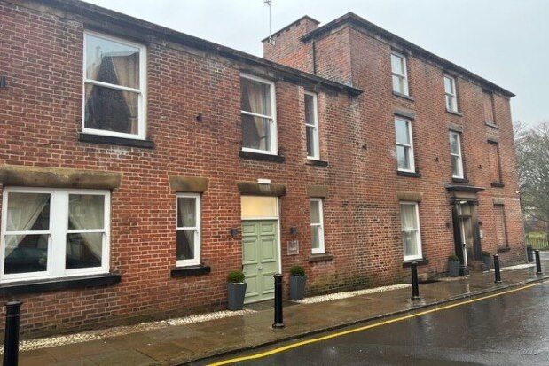 Flat to rent in Camden Place, Preston
