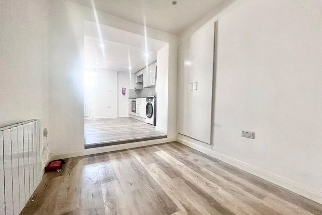 Flat 3, 208, Hanworth Road, Hounslow photo 4