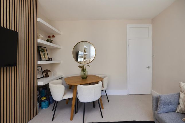 Flat for sale in Lomond Grove, Camberwell