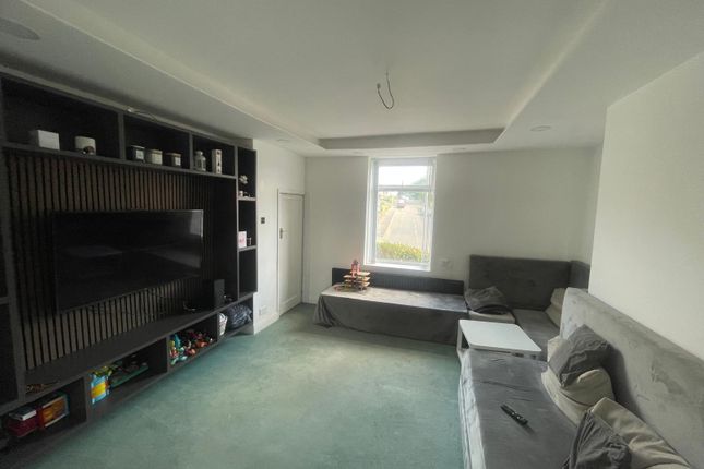 18, Carlinghow Hill, Batley photo 3