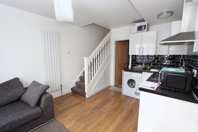 Flat to rent in Bergholt Avenue, Ilford
