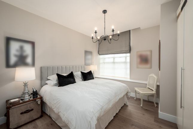 Flat to rent in Great West Road, Brentford