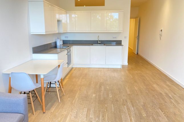 Flat to rent in Very Near Canal Way, Brentford