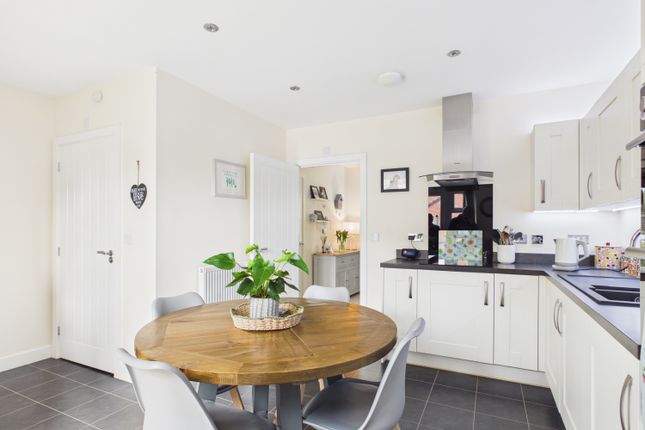 6, Kestrel Row, Southam photo 3