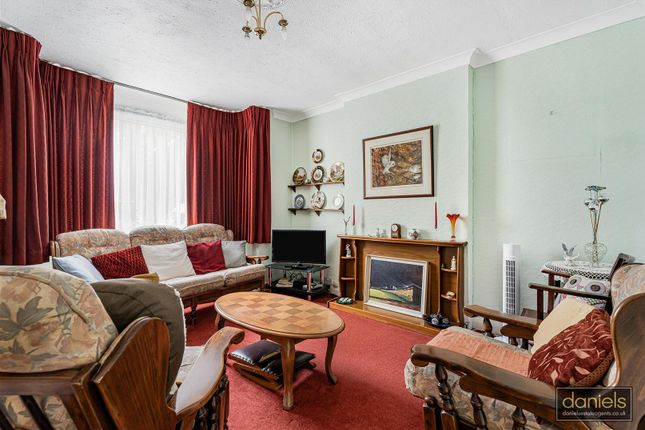 526, Whitton Avenue West, Greenford photo 2