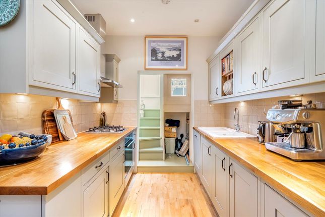 Flat 2, 26, St. Petersburgh Place, London photo 3