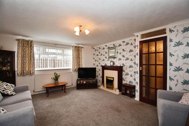 79, Roborough Close, Hull photo 2