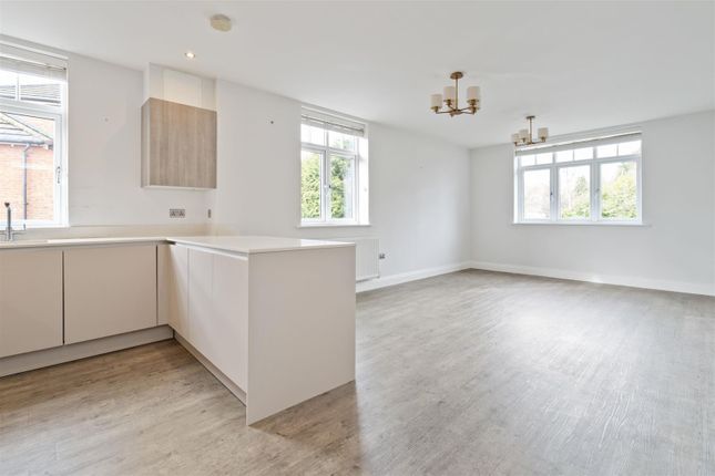 Flat to rent in Manor Road, Solihull