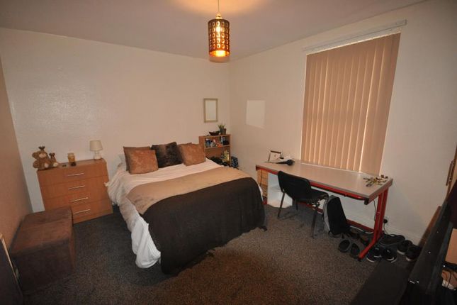 Thumbnail Property to rent in Meadow View, Hyde Park, Leeds
