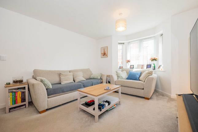 4 Urnfield, Yateley photo 4