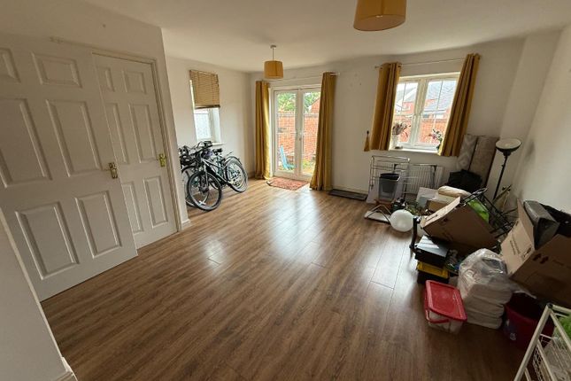 122, Queen Elizabeth Drive, Swindon photo 3