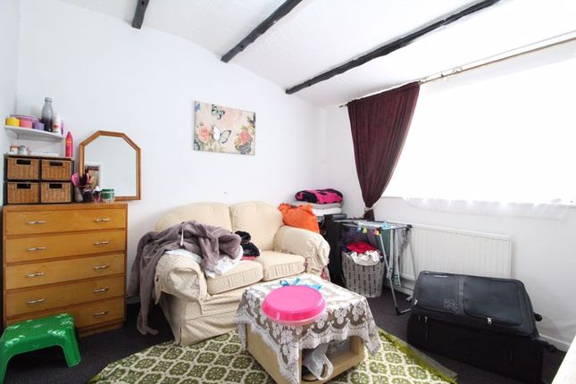 End terrace house for sale in Liverpool Road, Luton