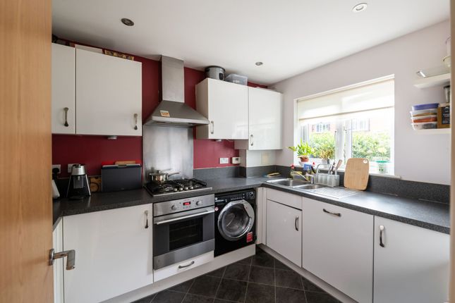 15 Hylton Place, Redhill photo 4