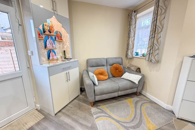19 Hayling Road, Watford photo 4