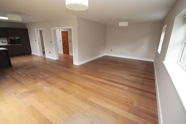 5, Flat, William Court, Chigwell photo 4
