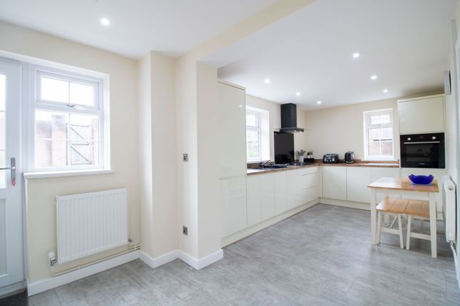 1 Pembroke Close, Blackwood photo 2