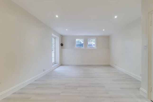 LG, 217, Valley Road, Streatham photo 4