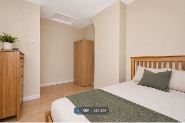 Flat, Cliffe House Blackwall Lane, London photo 2