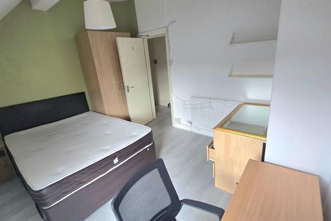 Bright, Simply Furnished Double Bedroom With A Com...