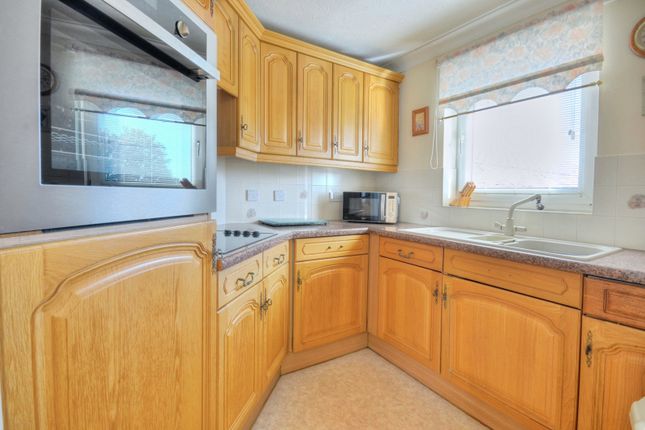 31, Dawtrey Court, Southampton photo 2