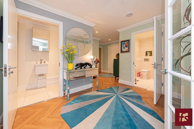19, Fleur de lis, Crowthorne photo 3
